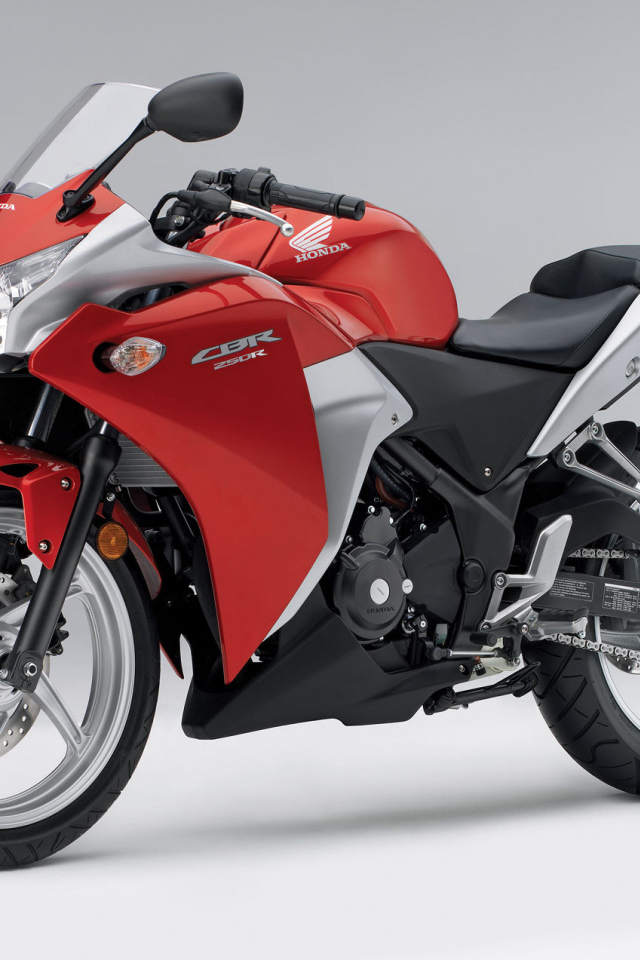 Новый мотоцикл на дороге Honda CBR 250 R