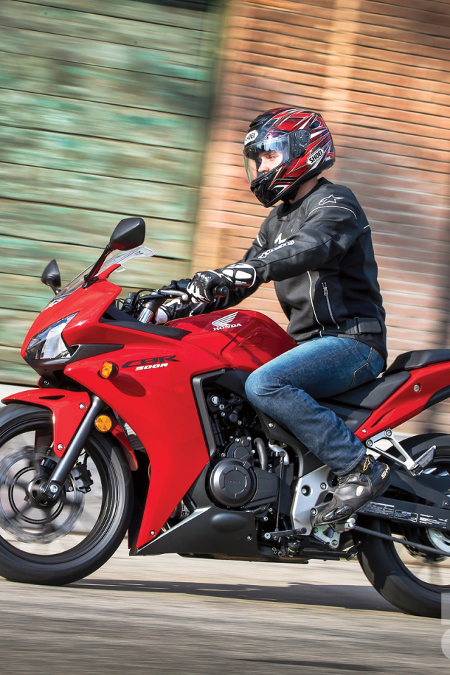 Новый мотоцикл на дороге Honda CBR 500 R