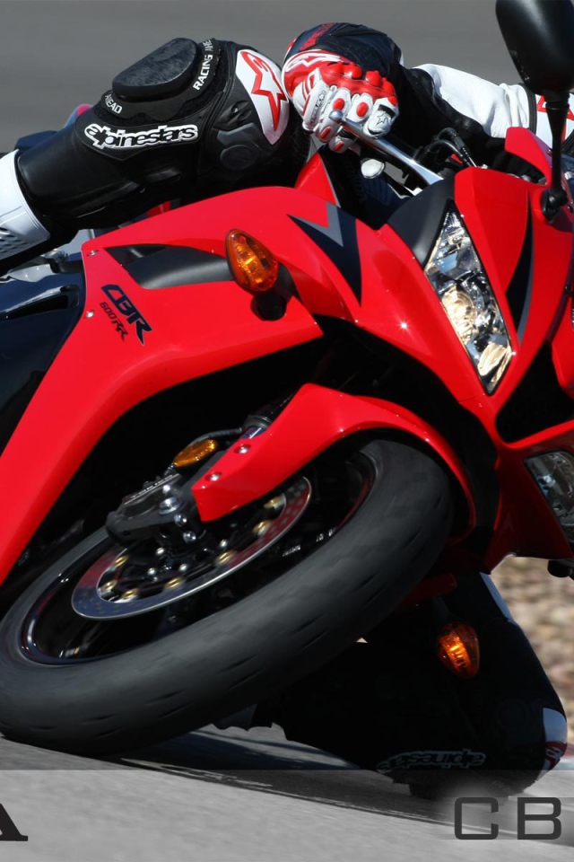 Новый мотоцикл на дороге Honda CBR 600 RR