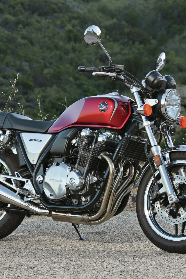 Новый мотоцикл на дороге Honda CB 1100