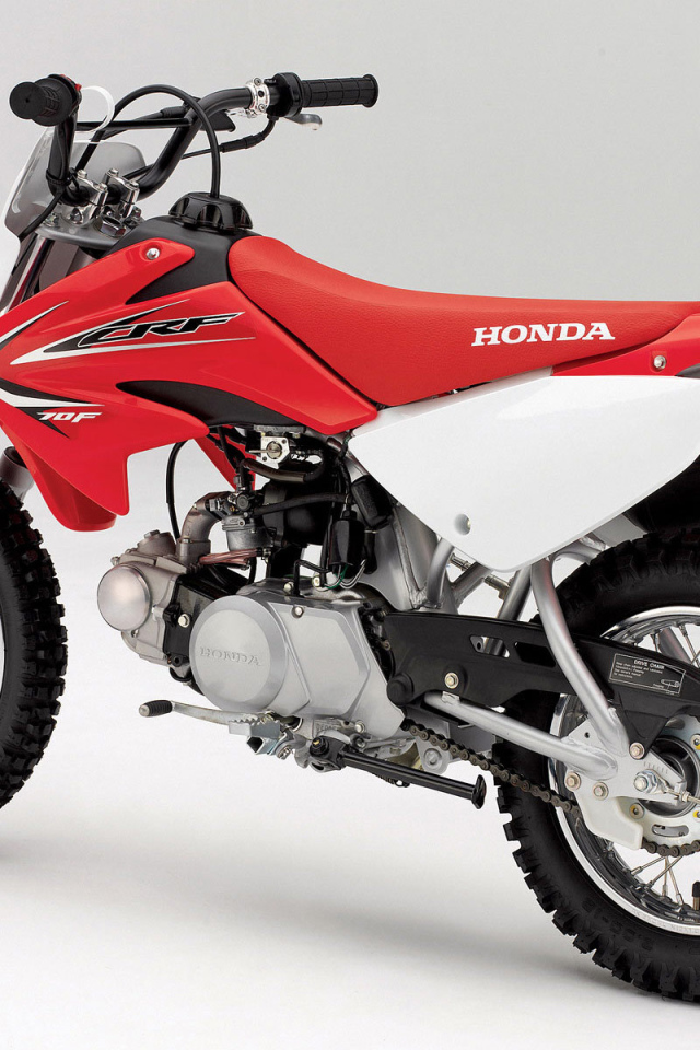 Новый мотоцикл на дороге Honda CRF 110 F