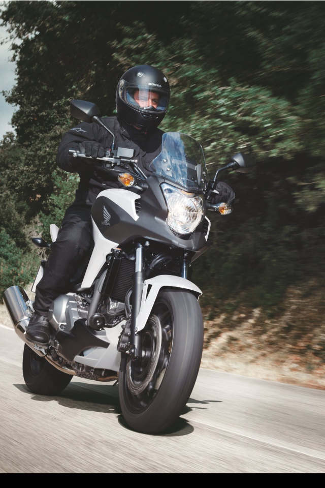 Новый мотоцикл на дороге Honda NC 700 X