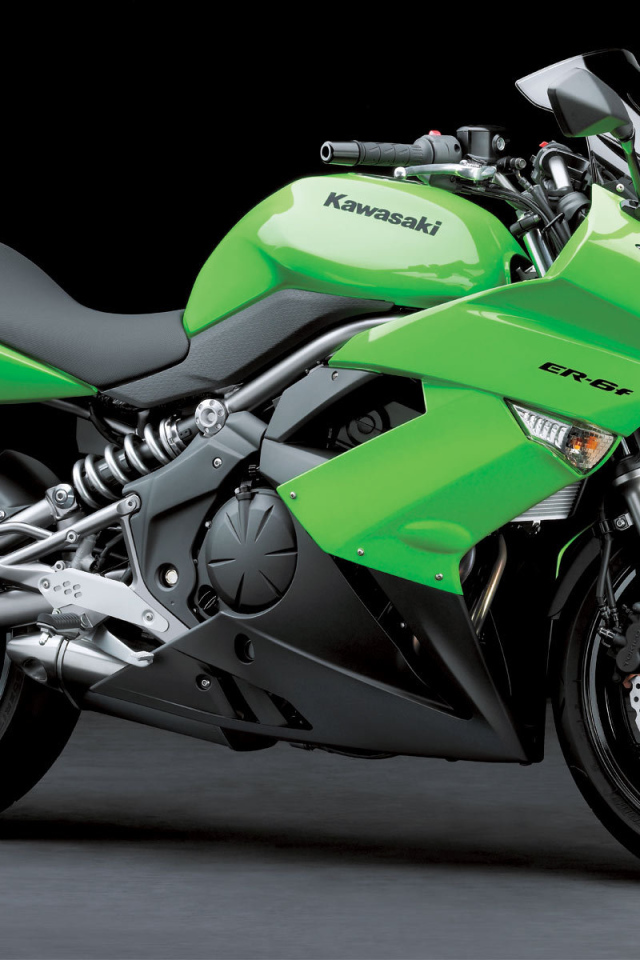 Новый мотоцикл на дороге Kawasaki ER-6f