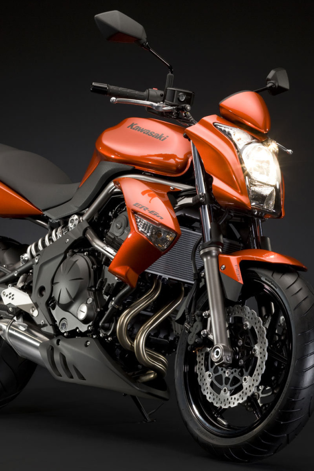 Новый мотоцикл на дороге Kawasaki ER-6n