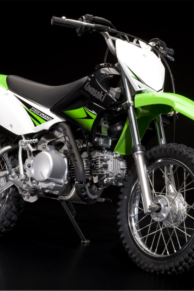 Новый мотоцикл на дороге Kawasaki KLX 110