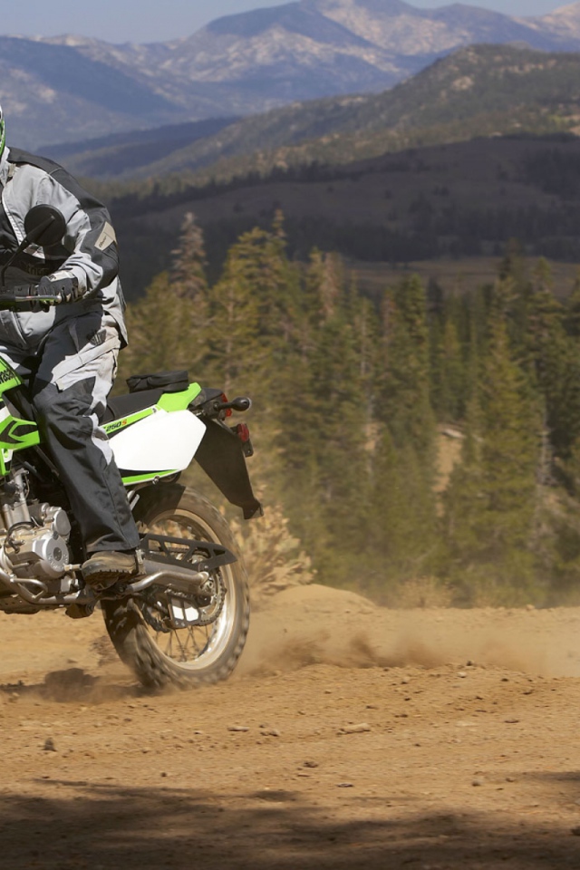Новый мотоцикл на дороге Kawasaki KLX 250