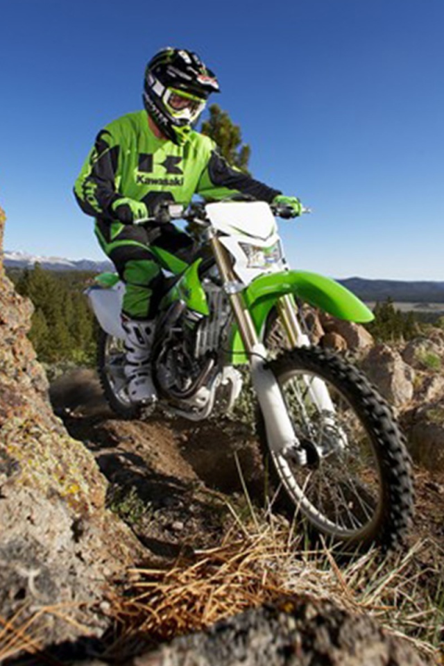 Новый мотоцикл на дороге Kawasaki KLX 450 R