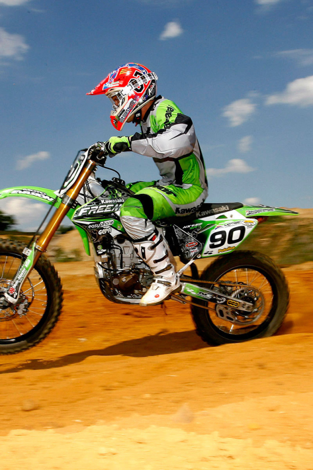 Новый мотоцикл на дороге Kawasaki KX 450 F