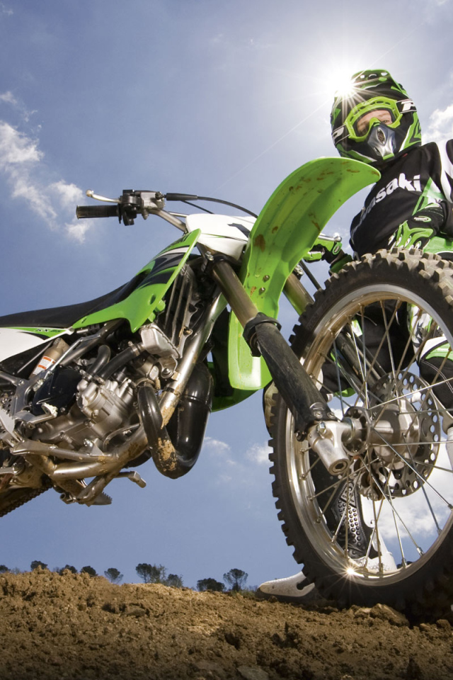 Новый мотоцикл на дороге Kawasaki KX 85-II