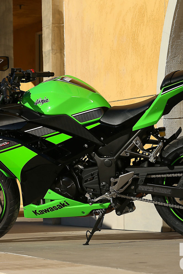 Новый мотоцикл на дороге Kawasaki Ninja 300