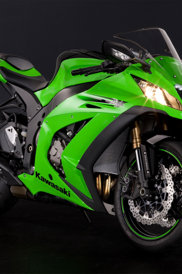 Новый мотоцикл на дороге Kawasaki Ninja ZX-10R