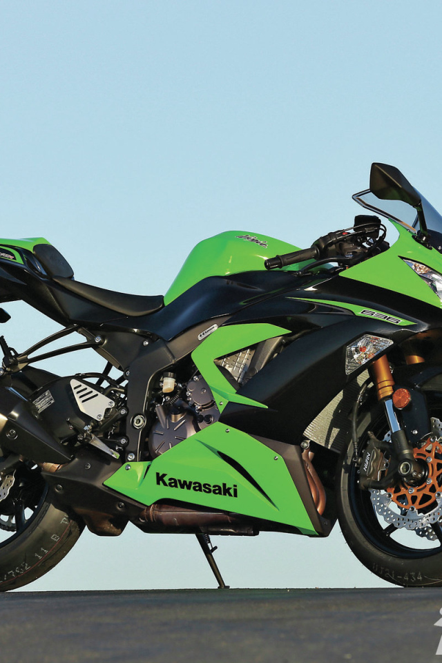 Новый мотоцикл на дороге Kawasaki Ninja ZX-6R 636 Performance