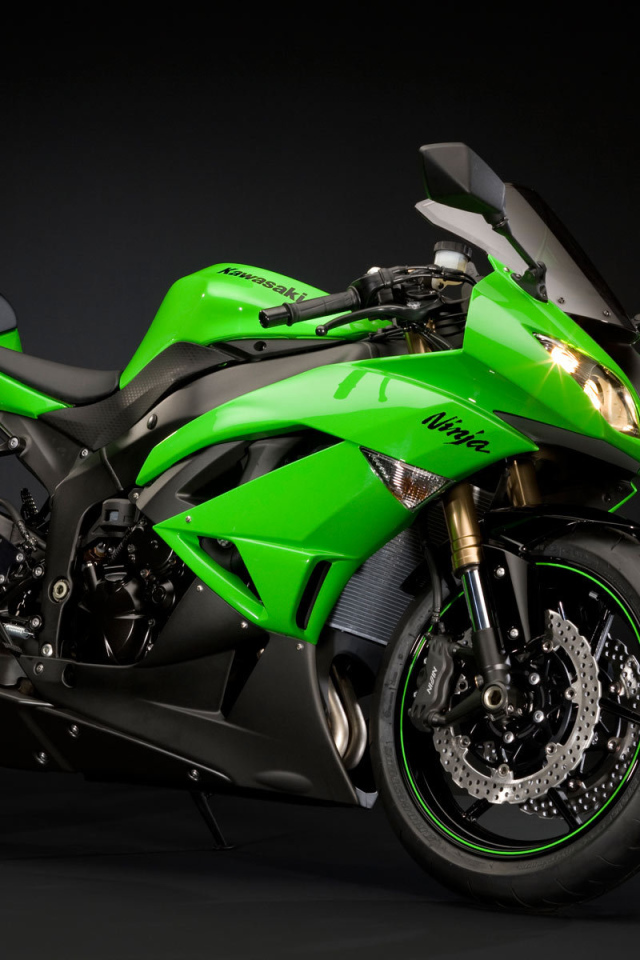 Новый мотоцикл на дороге Kawasaki Ninja ZX-6R