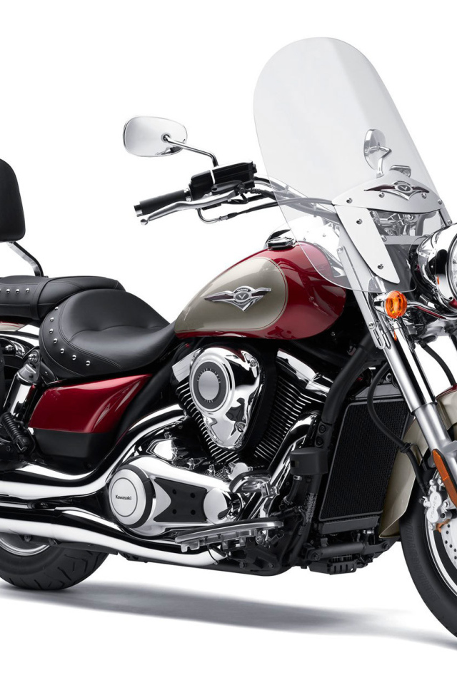 Новый мотоцикл на дороге Kawasaki VN 1700 Classic