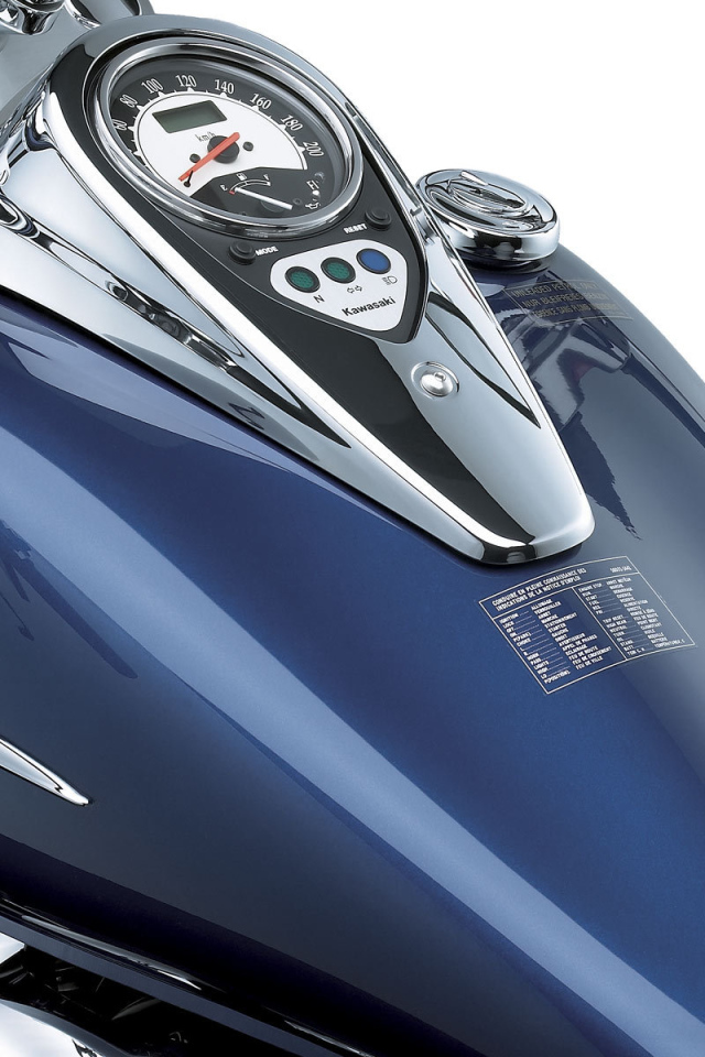 Новый мотоцикл на дороге Kawasaki VN 900 Classic