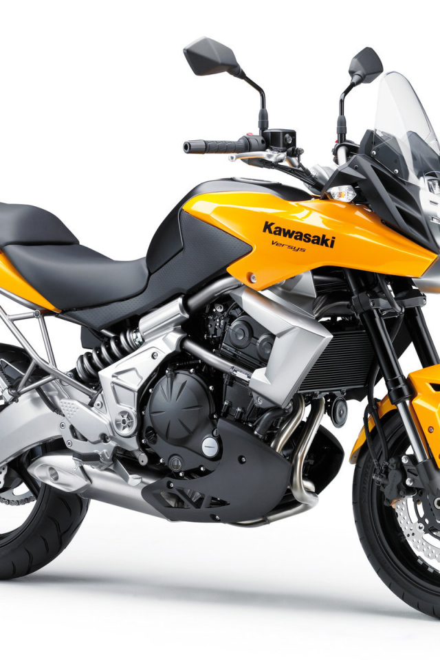 Новый мотоцикл на дороге Kawasaki Versys