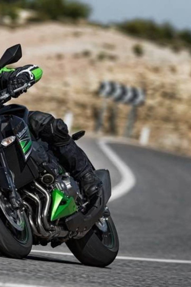 Новый мотоцикл на дороге Kawasaki Z 800