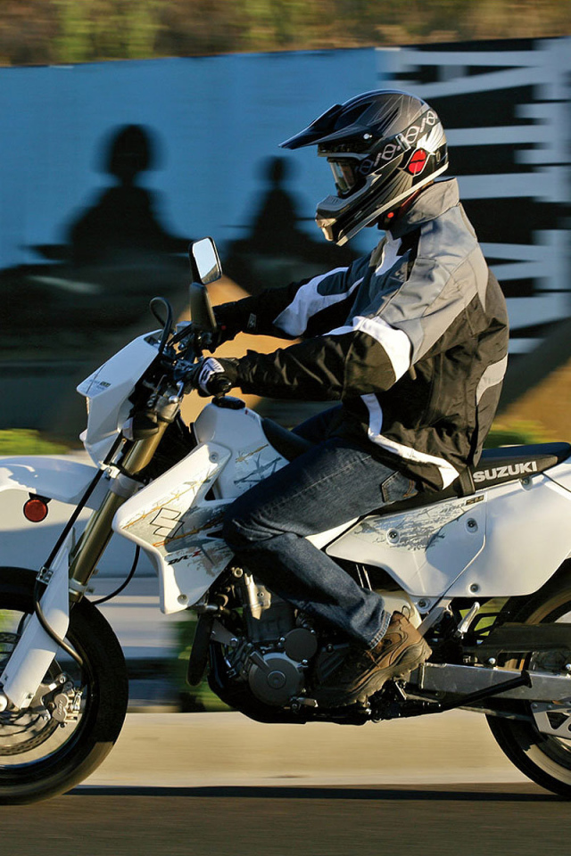 Новый мотоцикл на дороге Suzuki  DR-Z400 S