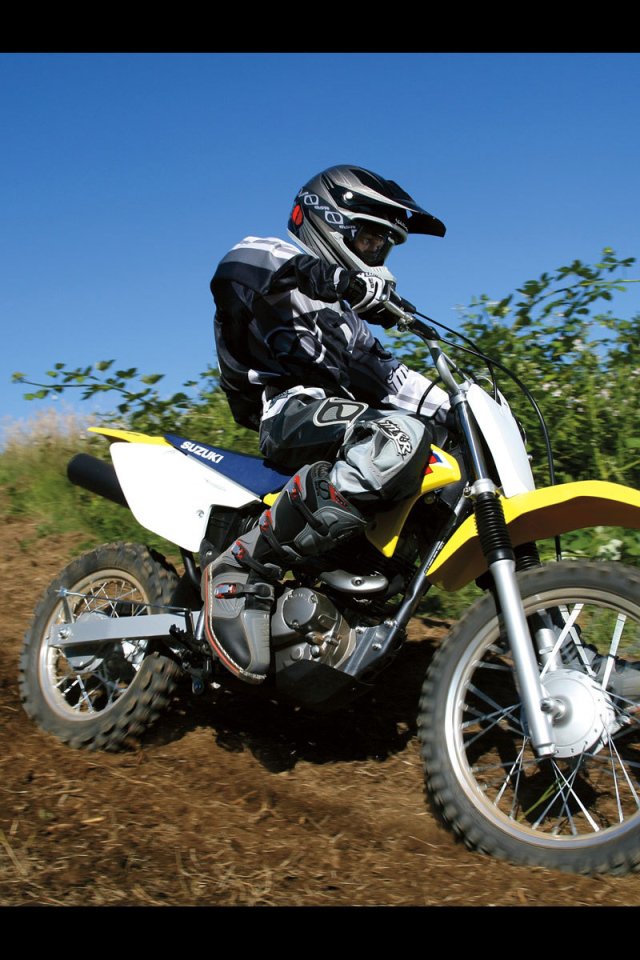 Новый мотоцикл на дороге Suzuki  DR-Z 125