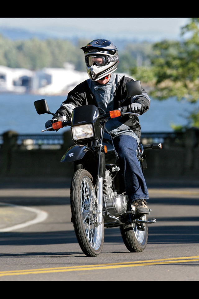 Новый мотоцикл на дороге Suzuki DR 200 SE