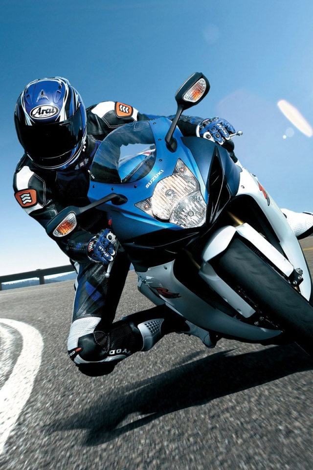 Новый мотоцикл на дороге Suzuki  GSX-R 750