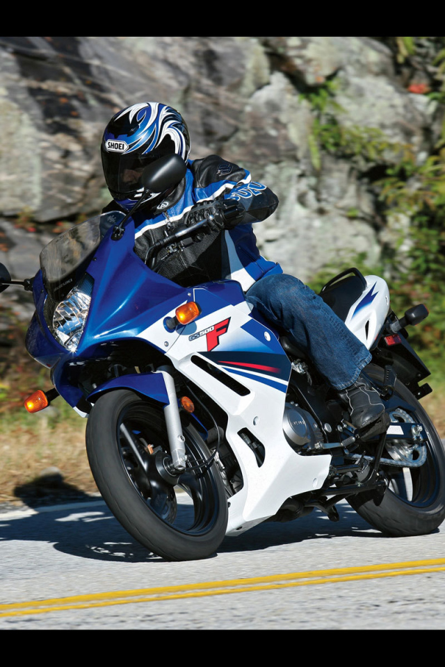 Новый мотоцикл на дороге Suzuki  GS 500 F