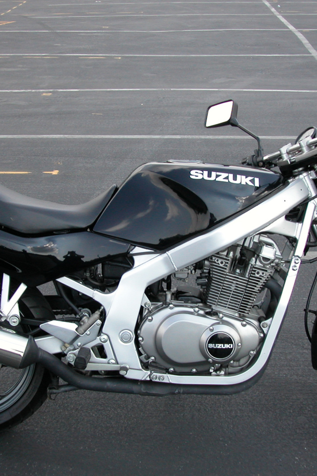 Новый мотоцикл на дороге Suzuki  GS 500