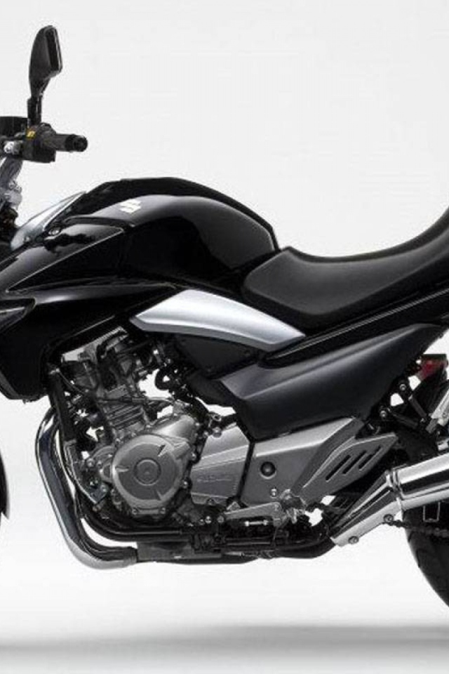 Новый мотоцикл на дороге Suzuki   Inazuma