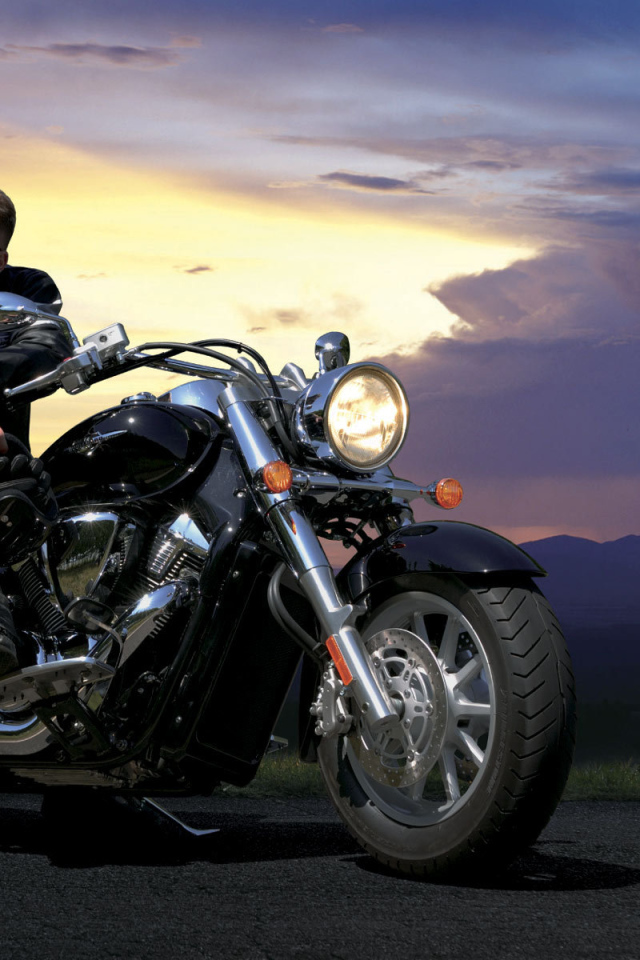 Новый мотоцикл на дороге Suzuki Intruder C800C