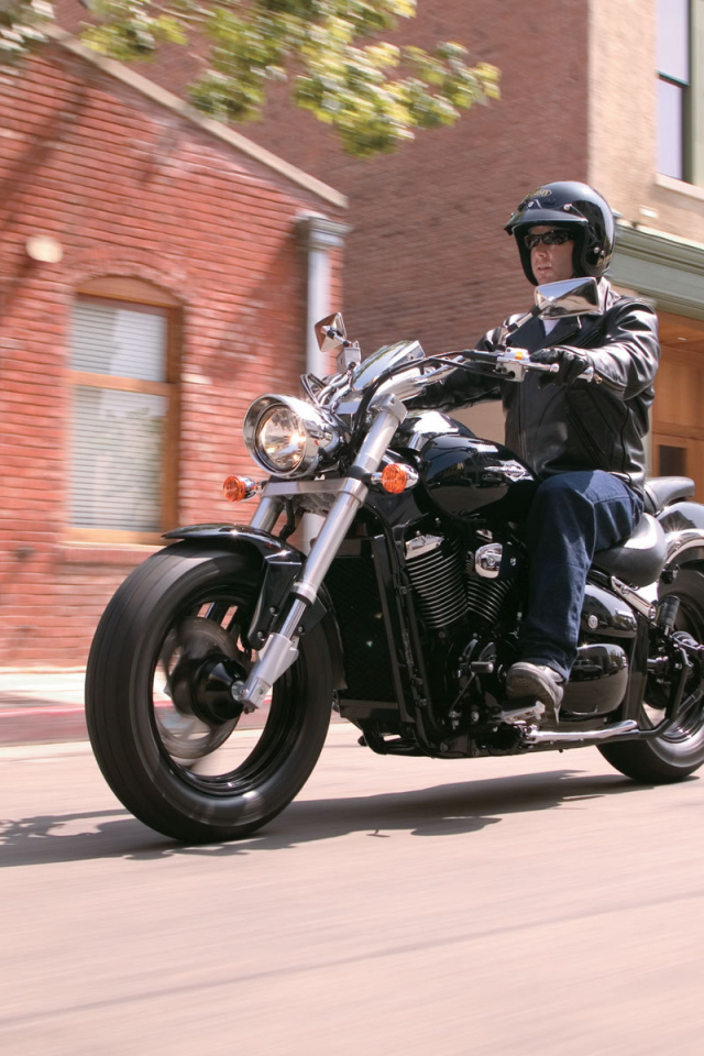 Новый мотоцикл на дороге Suzuki Intruder M800