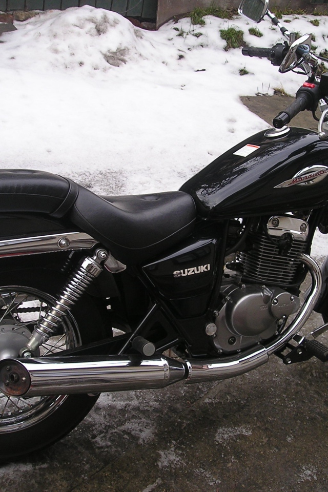 Новый мотоцикл на дороге Suzuki Marauder 125