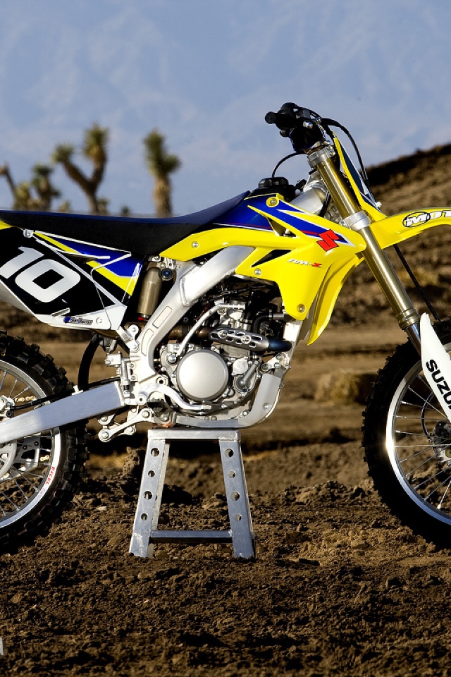Новый мотоцикл на дороге Suzuki RM-Z 250
