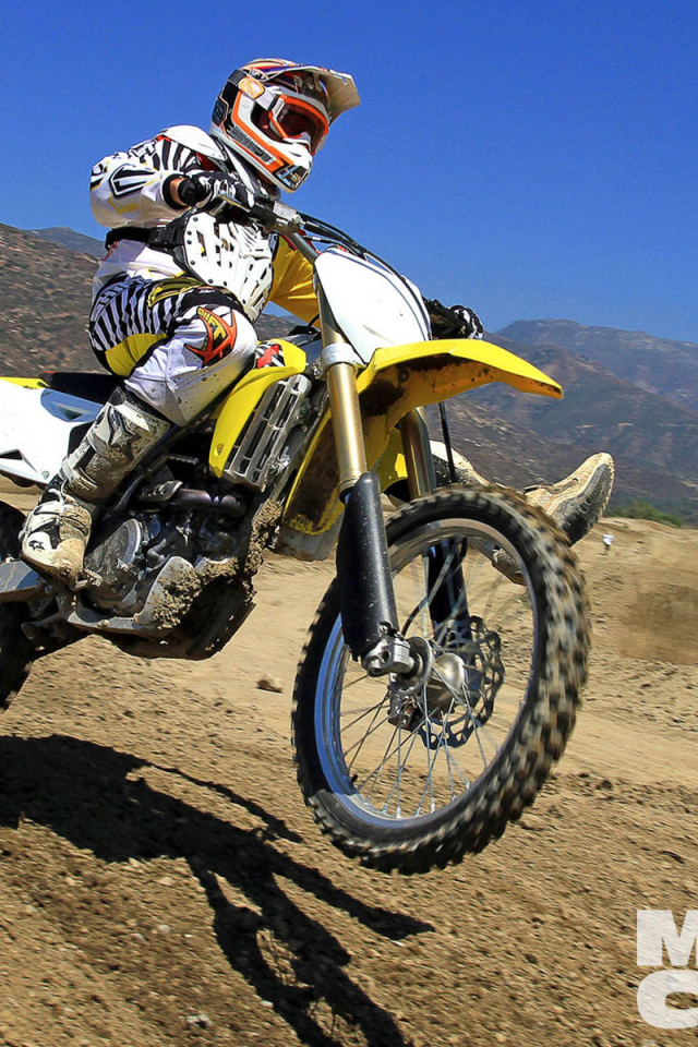 Новый мотоцикл на дороге Suzuki RMX 450 Z