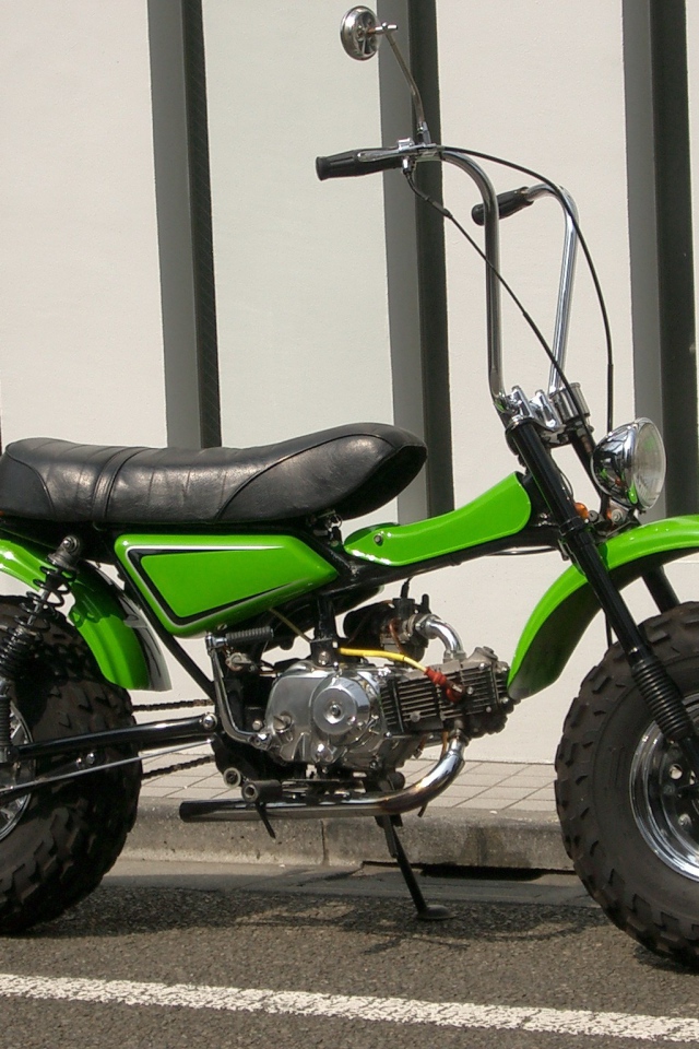 Новый мотоцикл на дороге Suzuki RV 125