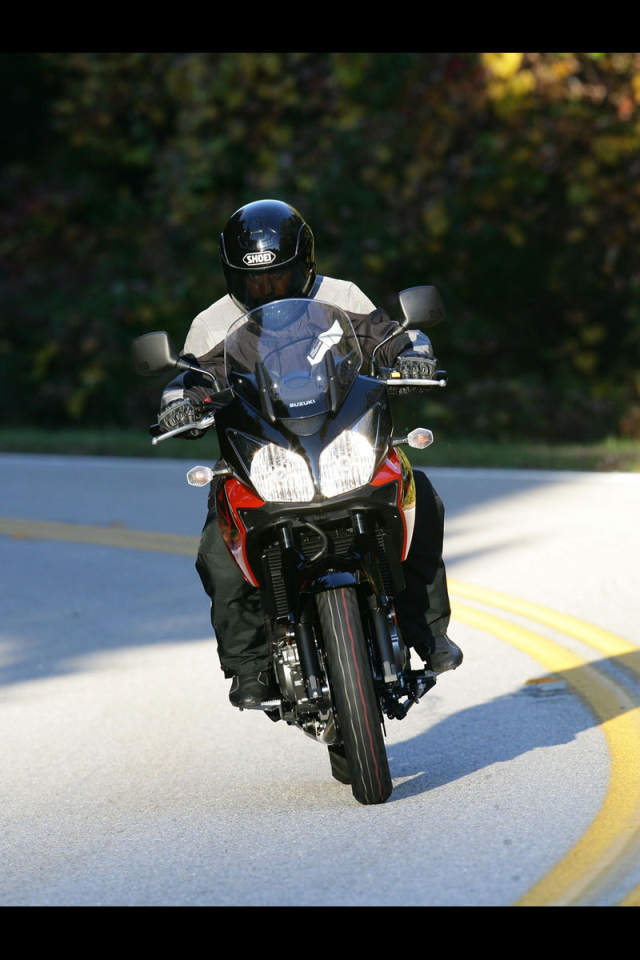 Новый мотоцикл на дороге Suzuki V-Storm 650 ABS