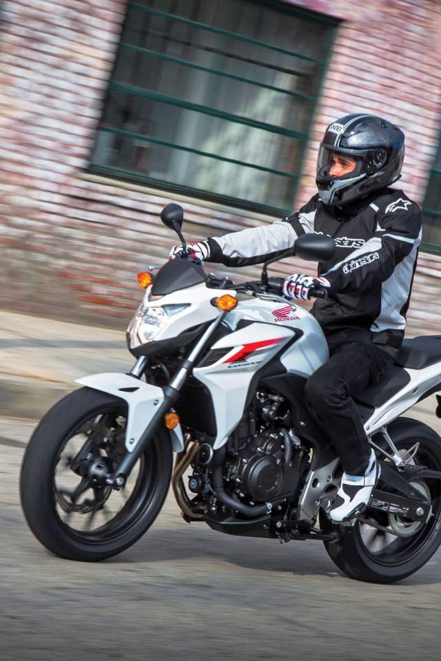 Новый мотоцикл на дороге Новый мотоцикл Honda CB 500 F