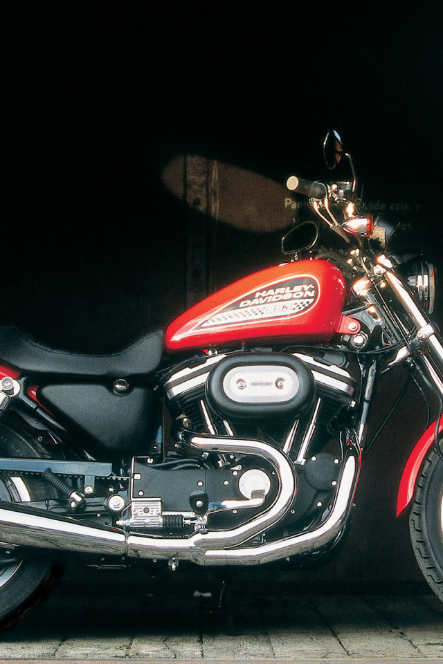 Популярный мотоцикл Harley-Davidson XL 883R Sportster Roadster