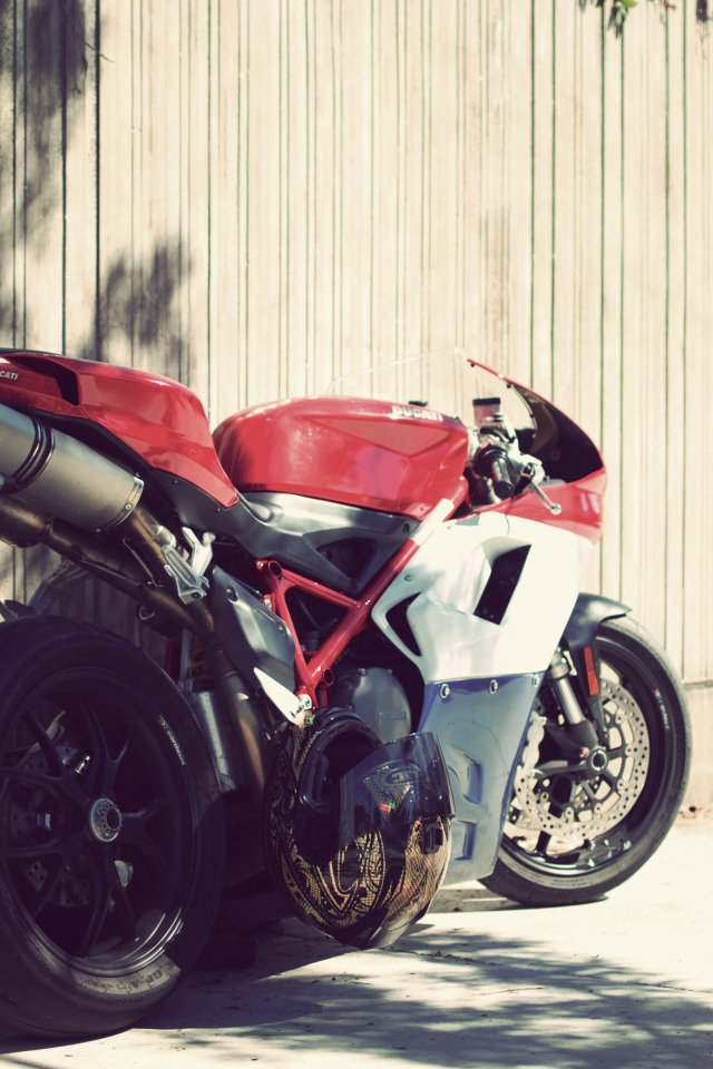 Мощный мотоцикл у забора