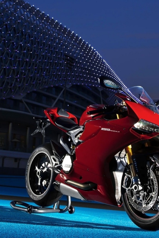 Красный мотоцикл Ducatti