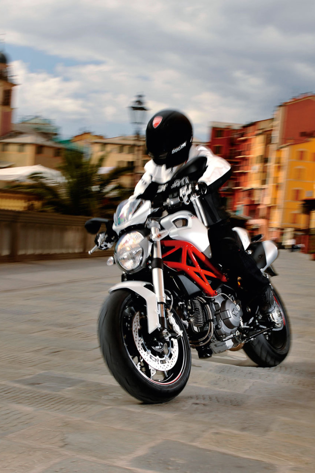 Надежный мотоцикл Ducati Monster 796 Corse Stripe