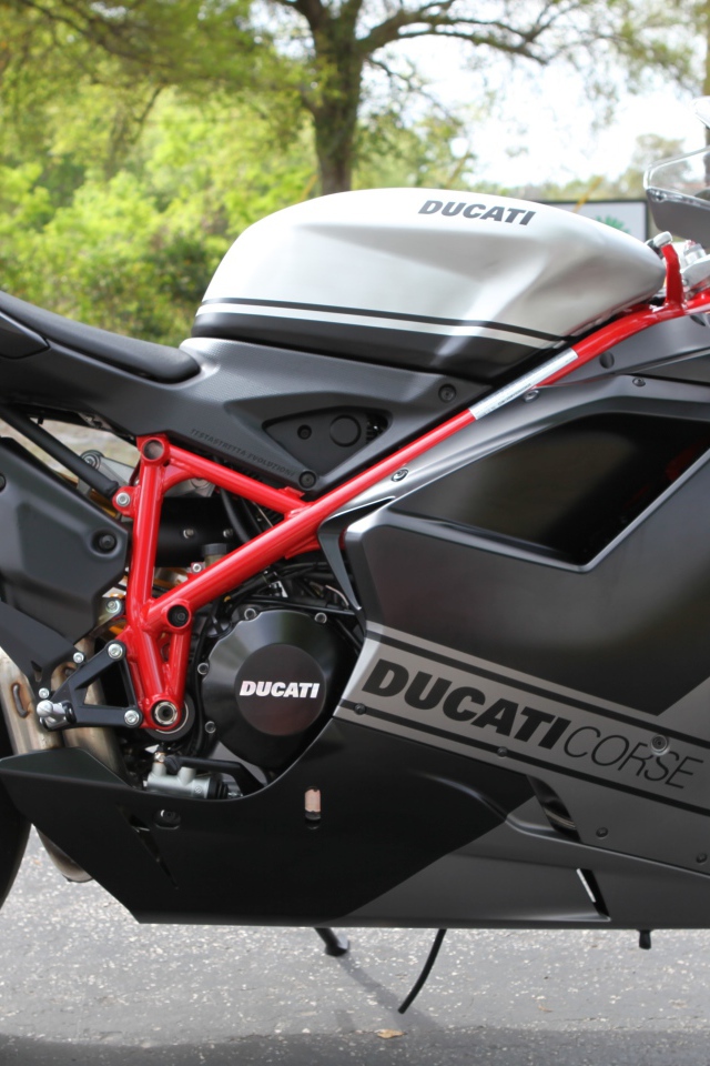 Надежный мотоцикл Ducati Superbike 848 Evo