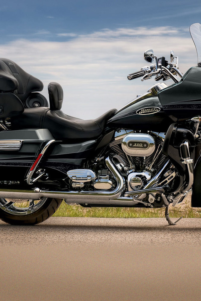 Надежный мотоцикл Harley-Davidson CVO Road King