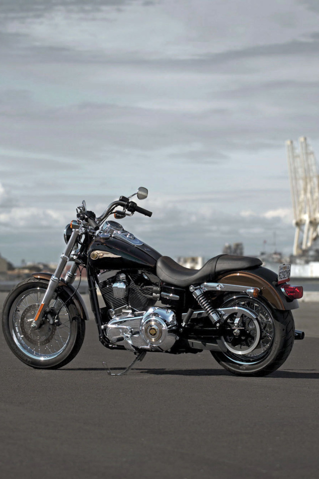 Надежный мотоцикл Harley-Davidson Dyna Super Glide Custom