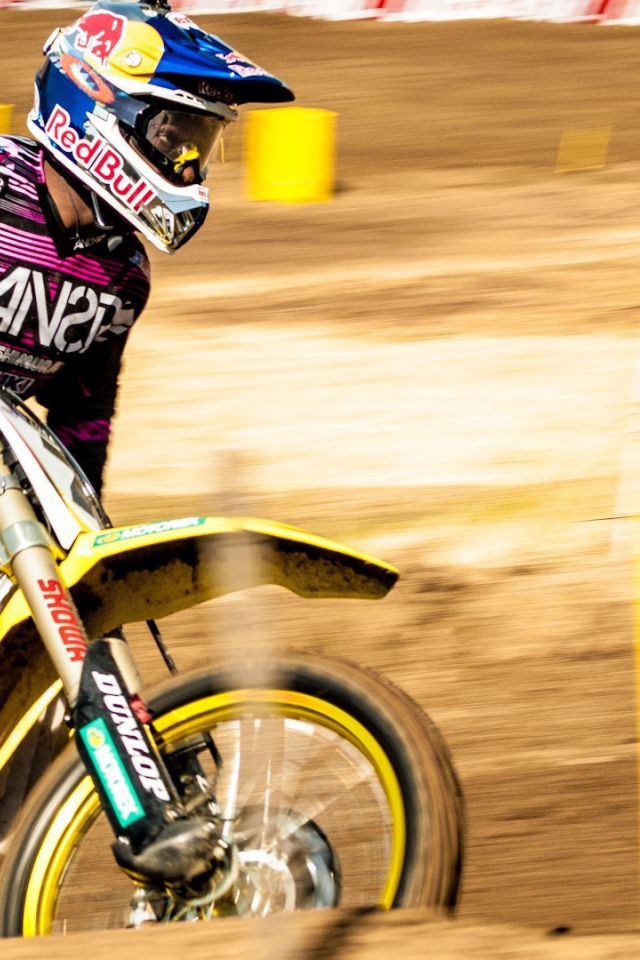 Мотогонщик на трассе