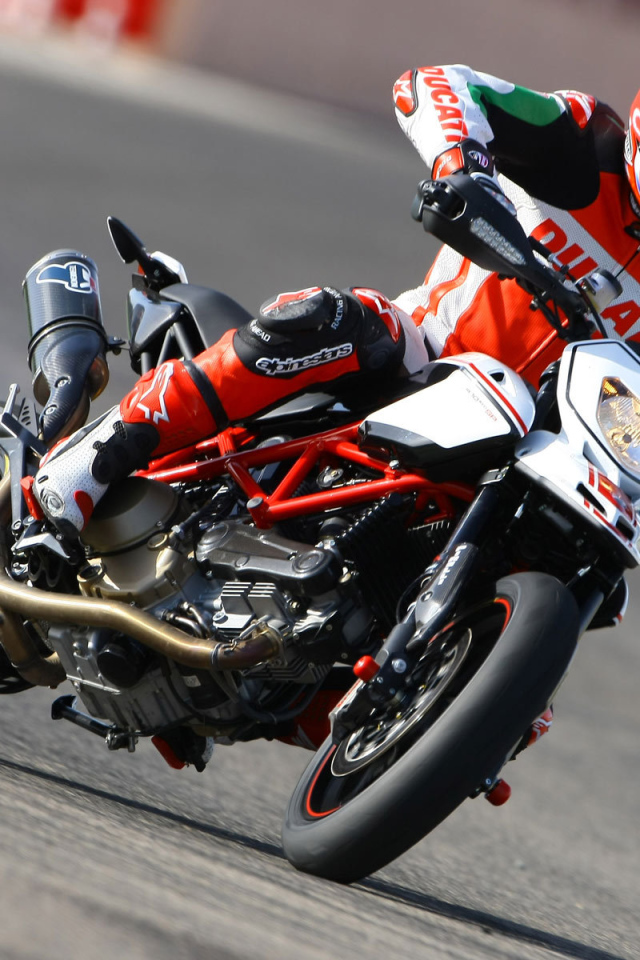 Быстрый мотоцикл Ducati Hypermotard