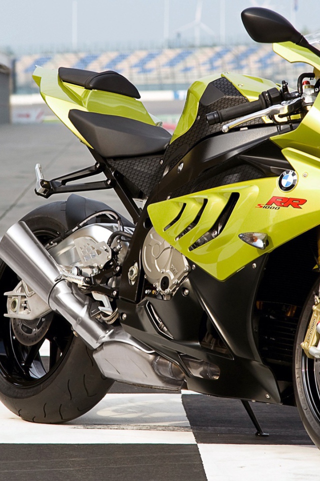 Желтый Bmw s 1000 rr