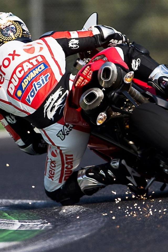 Крутой поворот на мотоцикле