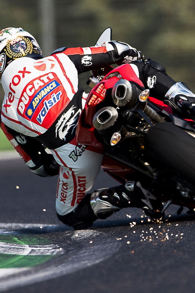 Мотоцикл Дукати на повороте