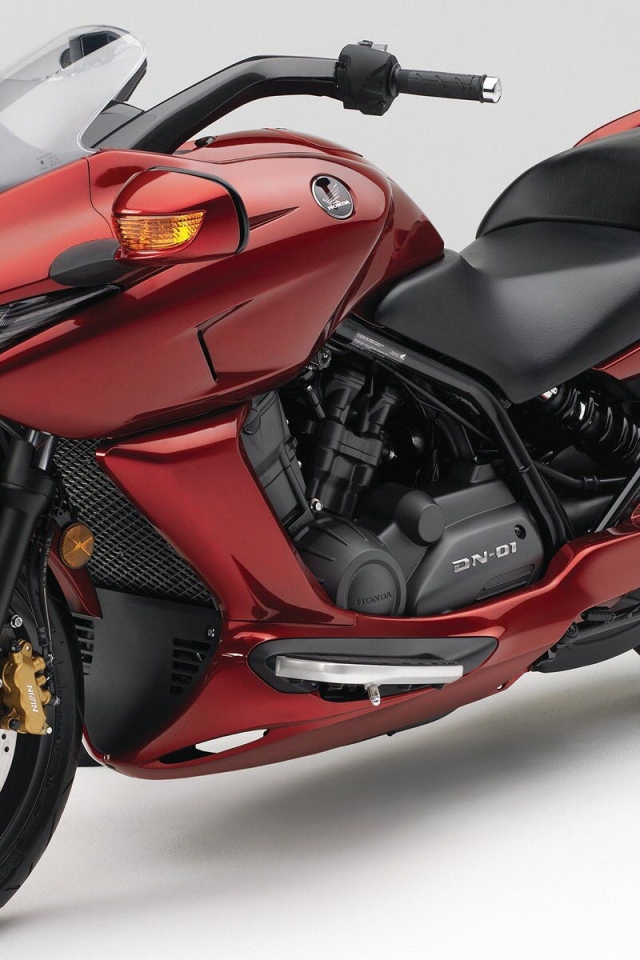 Красный мотоцикл Honda DN 01
