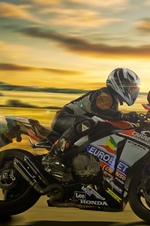 Мотогонщик на хонде